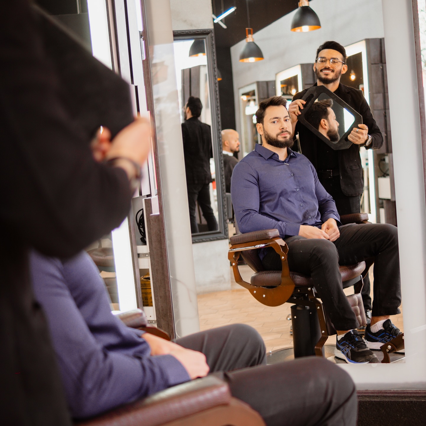 Barbeiro Chanceller trabalhando